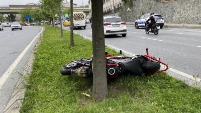 Ağaca çarpan motosiklet sürücüsü öldü