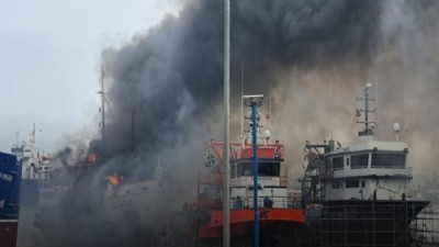 Limanda tekne yangını: Söndürme çalışmaları sürüyor (TIKLA İZLE)
