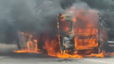 Servis minibüsü alev alev yandı  