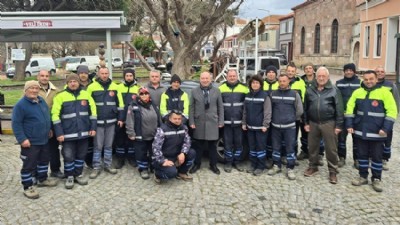 Bozcaada Belediye Başkanı Yahya Göztepe Sahadaki Personelle Bayramlaştı
