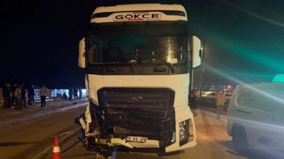 Ezine’de TIR İle Traktör Çarpıştığı Kazada Çift Hayatını Kaybetti