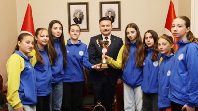 Gökçeada’nın Şampiyon Kızları Kaymakamlıkta Ağırlandı