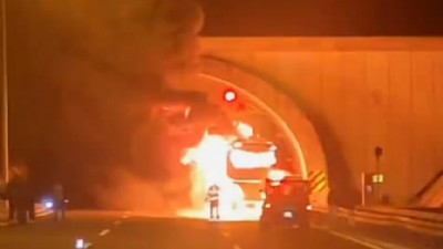 Tünelde can pazarı! Yolcu otobüsü alev alev yandı