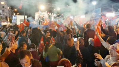 Çanakkale’de AK Partililerden İskele Meydanında Kutlama Yaptı