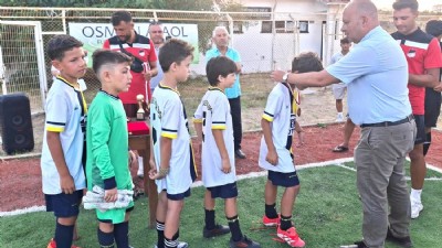 Minik futbolcuların tamamı madalya ile ödüllendirildi