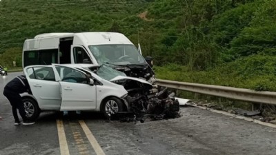 Servis minibüsüyle otomobil çarpıştı ölü ve yaralılar var (VİDEO)