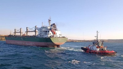 Çanakkale Boğazı'nda Karaya Oturan Yük Gemisi Kurtarıldı