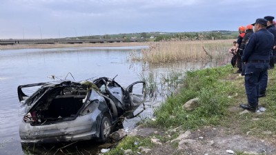 Otomobil göle uçtu, sürücü öldü