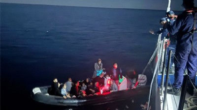 Gökçeada Açıklarında Sürüklenen Bottaki 14 Düzensiz Göçmen Kurtarıldı