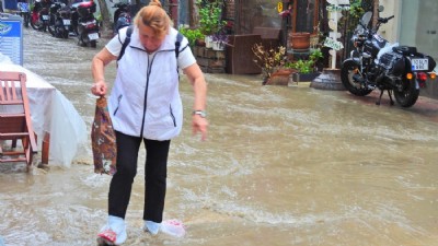 Şiddetli yağış Erdek'te hayatı felç etti