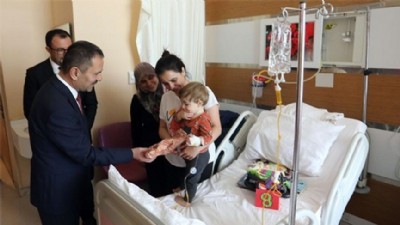 Vali Aktaş hastanedeki çocukları unutmadı