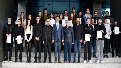 İHA-01 Ticari Pilot Lisansı Alan Öğrenciler Sertifikalarını Rektör Erenoğlu’ndan Aldı