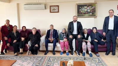 Küçükkuyu’da Bayramda Anlamlı Ziyaret: Huzurevinde Gönüller Isındı