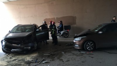 2 otomobil kafa kafaya çarpıştı: 2 yaralı  