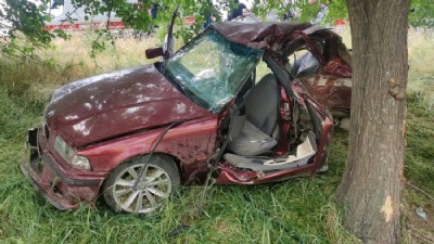Otomobil ağaca çarptı 1 ölü, 1 yaralı