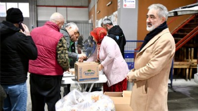 Başkan Adayı Songur’dan Pazarcı Esnafına Soğuk Havada Sıcak İkram