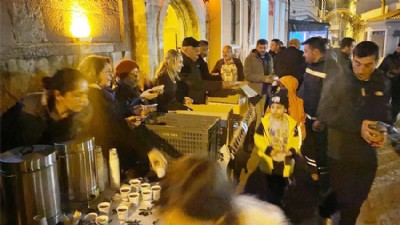 Bozcaada’da Kadir Gecesi’nde Vatandaşlara İkramda Bulunuldu