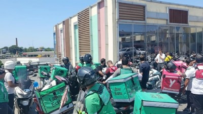 Motosikletli Kuryelerden AVM Otoparkı Eylemi