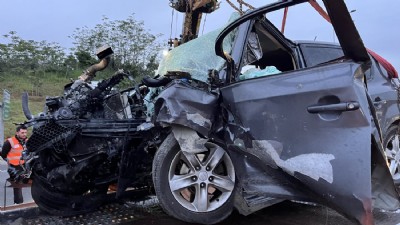 Bariyere saplanan aracın sürücüsü hayatını kaybetti  