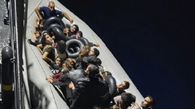 Lastik botta 38 kaçak göçmen yakalandı