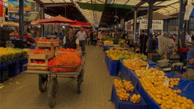 Cuma Pazarı, Balıktan Çileğe, Köy Yumurtasından Yemyeşil Taze Sebzelere Yoğun İlgi Görüyor