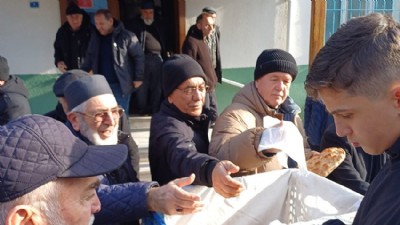 Öğrenciler Mahalleleri Sıcak Pideyle Dolaştı