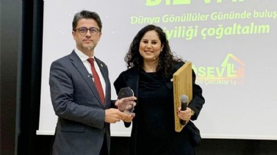 Rektör Erenoğlu’na “Yılın Akademisyeni” Ödülü