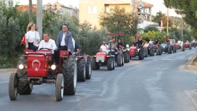 Lapseki’de Şeftali Festivali’ne Renkli Traktör Korteji