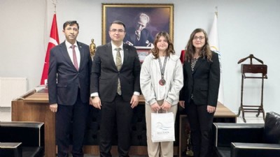 Türkiye 4’üncüsü Ada Akbaş’a Kaymakamlık makamında tebrik