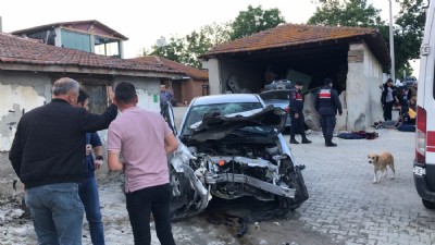 Jandarma araçlarına çarpıp kaçan alkollü sürücü dehşet saçtı: 4 yaralı  