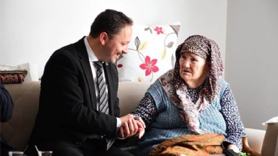 Kaymakam Kayabaşı'ndan Ayşe Teyzeye Yaşlılar Günü Ziyareti