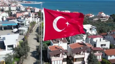 Küçükkuyu’da Dev Türk Bayrağı Göndere Çekildi