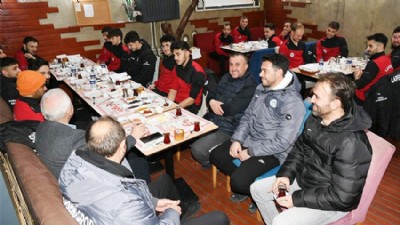 Başkan Yılmaz, Lapsekispor futbolcularıyla buluştu