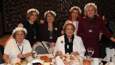 Çanakkale’de Yılın Annesi Unvanı Kahraman Öğretmen Ayla Kara’ya Verildi